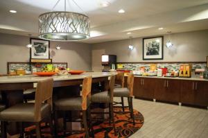 cocina con mesa grande y sillas en una habitación en Hampton Inn St. Louis-Chesterfield, en Chesterfield