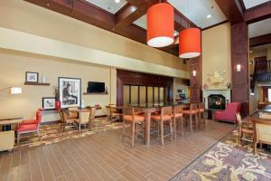 eine Lobby mit einem Tisch, Stühlen und einem Kamin in der Unterkunft Hampton Inn & Suites Cleveland-Southeast-Streetsboro in Streetsboro