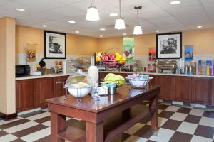 eine Küche mit Obstschalen auf dem Tisch in der Unterkunft Hampton Inn & Suites Cleveland-Southeast-Streetsboro in Streetsboro