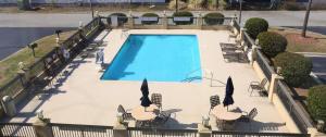 una vista aérea de una piscina con sillas y sombrillas en Hampton Inn Sumter en Sumter