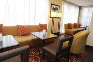 Posezení v ubytování Hampton Inn Sumter