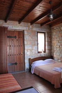 Lalloudes Seaside Accommodation tesisinde bir odada yatak veya yataklar