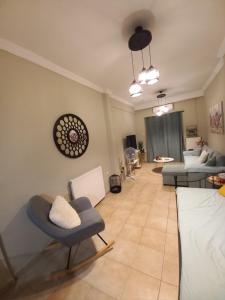 ein Wohnzimmer mit Sofas und Stühlen in der Unterkunft Caldo Deluxe Apartment Thessaloniki in Thessaloniki