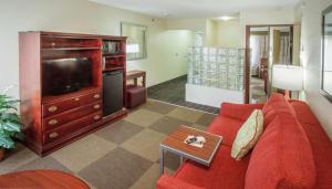 - un salon avec un canapé rouge et une télévision dans l'établissement Hampton Inn South Haven, à South Haven