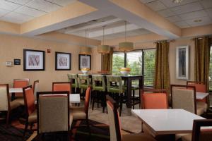 un restaurante con mesas y sillas y un comedor en Hampton Inn Shrewsbury, en Shrewsbury