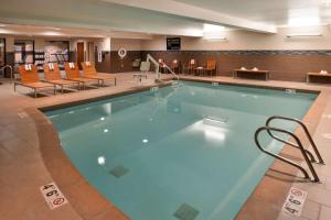 皮阿拉普的住宿－塔科馬/普亞勒普漢普頓套房旅館，酒店大堂的大型游泳池