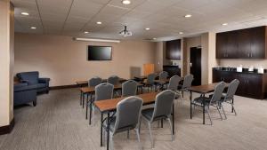 une salle de conférence avec des tables, des chaises et une télévision dans l'établissement Hampton Inn Tuscaloosa - East, à Tuscaloosa