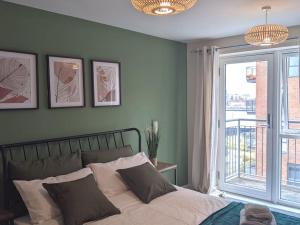 ein Schlafzimmer mit einem Bett und einem großen Fenster in der Unterkunft Homely 2 bed duplex with a river view in Southampton