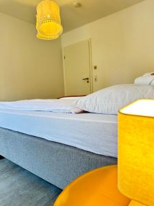 Ein Bett oder Betten in einem Zimmer der Unterkunft AMAO-Curry I 100qm I Zentrum I 3 Etagen I KingSizeBetten I Netflix I EuropaPark