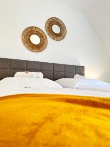 Una cama o camas en una habitación de AMAO-Curry I 100qm I Zentrum I 3 Etagen I KingSizeBetten I Netflix I EuropaPark