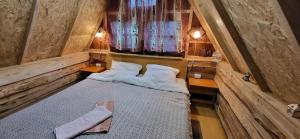 a small room with a bed and a window at Altana letnia nr2 - Herbergerówka Agroturystyka na wsi in Stosrow