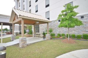 un gazebo di fronte a un edificio con un albero di Hampton Inn and Suites Tulsa/Catoosa a Catoosa
