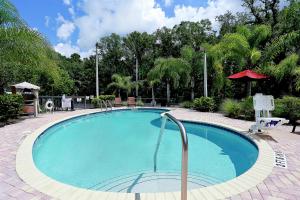 a large swimming pool in a resort at Hampton Inn & Suites Tampa-Wesley Chapel in Wesley Chapel