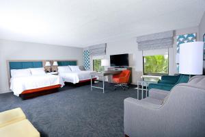 um grande quarto de hotel com duas camas e uma secretária em Hampton Inn & Suites Tampa-Wesley Chapel em Wesley Chapel