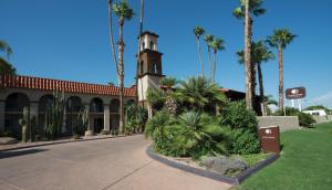 budynek z wieżą zegarową i palmami w obiekcie DoubleTree Suites by Hilton Tucson-Williams Center w mieście Tucson