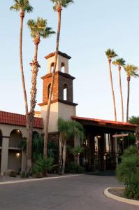 uma igreja com palmeiras em frente a um edifício em DoubleTree Suites by Hilton Tucson-Williams Center em Tucson