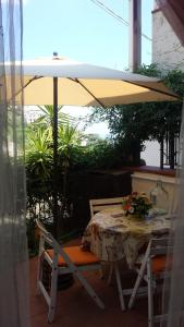 un tavolo con ombrellone su un patio di La Ginestra ad Amalfi
