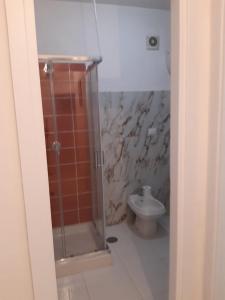 bagno con doccia e servizi igienici. di La Ginestra ad Amalfi