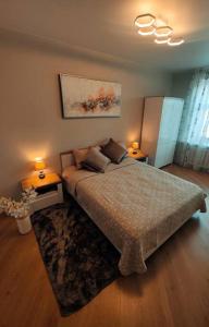 - une chambre avec un lit avec deux lampes et deux tables dans l'établissement Baroness apartments, à Riga 6 autres photos