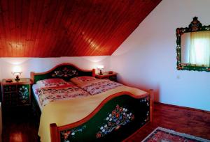 una camera con un letto e un soffitto rosso di Boutique apartment 80 sqm a Porumbacu de Sus
