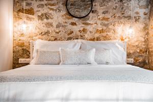 Postel nebo postele na pokoji v ubytování Petra Elounda Suites - Adults Only