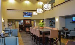 Hampton Inn & Suites-Knoxville/North I-75 في نوكسفيل: غرفة طعام مع طاولة وكراسي