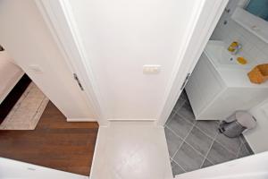 une salle de bain blanche avec un lavabo et des toilettes dans l'établissement Blue Harbour Luxury Apartment, Herceg Novi , Old Town, à Herceg-Novi 15 autres photos