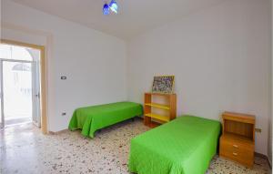 Kama o mga kama sa kuwarto sa 4 Bedroom Cozy Home In Reggio Calabria