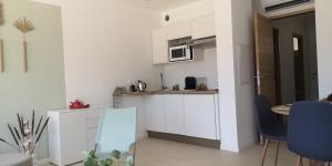 Kuchyň nebo kuchyňský kout v ubytování FACE A LA MER + 8 fotografií