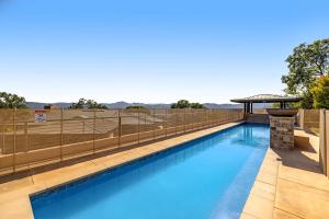 una piscina con valla y agua azul en Woodhawk Vineyards Estate en Cloverdale