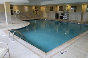 a large swimming pool in a hotel room at Hampton Inn Dandridge in Dandridge