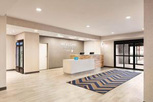 un vestíbulo de oficina con un escritorio de bienvenida y una alfombra de bienvenida en Hampton Inn & Suites Valparaiso, en Valparaiso