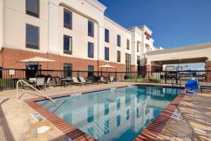 uma piscina em frente a um edifício em Hampton Inn Victoria em Victoria