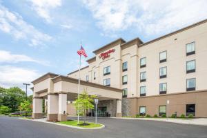 un hotel con una bandera americana delante de él en Hampton Inn Philadelphia/Voorhees, en Voorhees