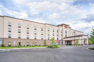 eine Darstellung der Vorderseite eines Hotels in der Unterkunft Hampton Inn Philadelphia/Voorhees in Voorhees