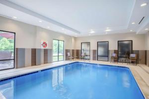 a large swimming pool in a hotel room at Hampton Inn Philadelphia/Voorhees in Voorhees