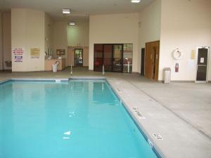 a large swimming pool in a large building at Hampton Inn Uniontown in Uniontown