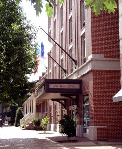 un edificio de ladrillo rojo con un cartel. en Hampton Inn Alexandria/Old Town, en Alexandria