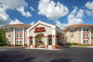 a front view of a hampton inn and suites at Hampton Inn & Suites Venice Bayside South Sarasota in Venice