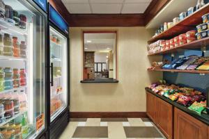 un pasillo de una tienda de comestibles con nevera en Hampton Inn & Suites Enid, en Enid