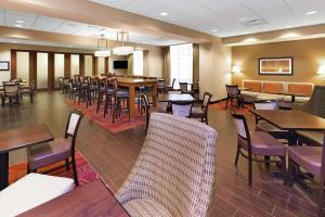 a dining room with tables and chairs in a restaurant at Hampton Inn Waynesburg in Waynesburg