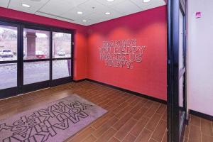 una habitación con una pared roja con escritura. en Hampton Inn Waynesburg, en Waynesburg