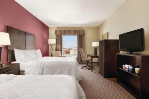 Postel nebo postele na pokoji v ubytování Hampton Inn & Suites Enid