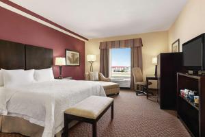 TV a/nebo společenská místnost v ubytování Hampton Inn & Suites Enid