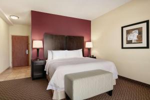 Postel nebo postele na pokoji v ubytování Hampton Inn & Suites Enid