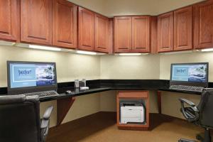 Kuchyň nebo kuchyňský kout v ubytování Hampton Inn & Suites Enid