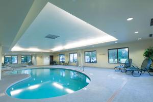 una gran piscina en una habitación grande con ventanas en Hampton Inn Washington, en Washington