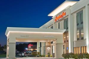 a hotel with a sign on the front of it at Hampton Inn Winfield Teays Valley in Teays Valley Estates