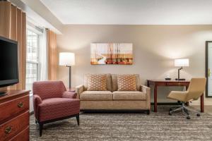 uma sala de estar com uma poltrona e uma secretária em Homewood Suites by Hilton Providence-Warwick em Warwick