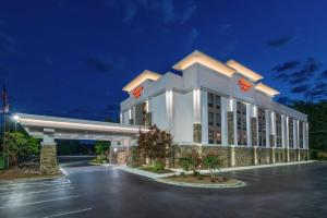 una representación de un hotel por la noche en Hampton Inn Wilkesboro, en Wilkesboro